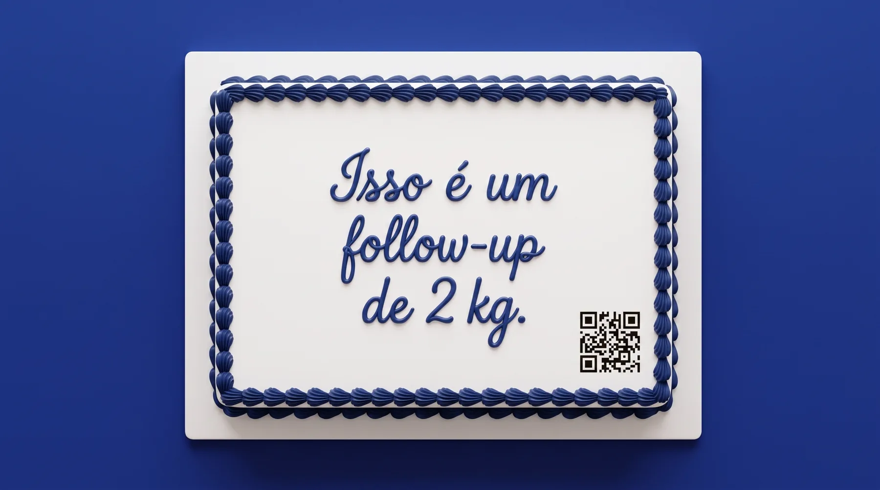 Bolo branco com borda de merengue azul e a mensagem escrita em glacê cursivo: Isso é um follow-up de 2 kg. QR no canto.