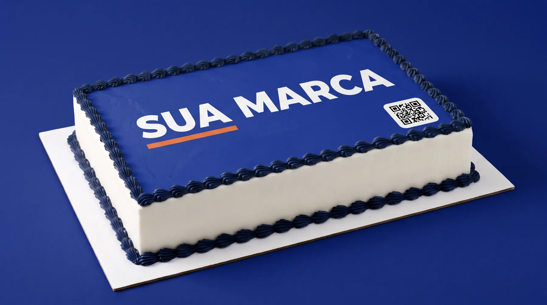 Bolo com impressão comestível cobrindo todo o topo: fundo azul cobalto com o logotipo SUA MARCA em branco e QR no canto.